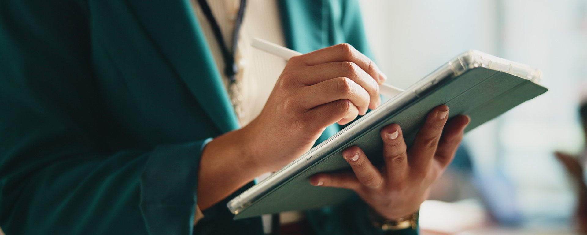 Eine Frau macht sich Notizen auf einem Tablet