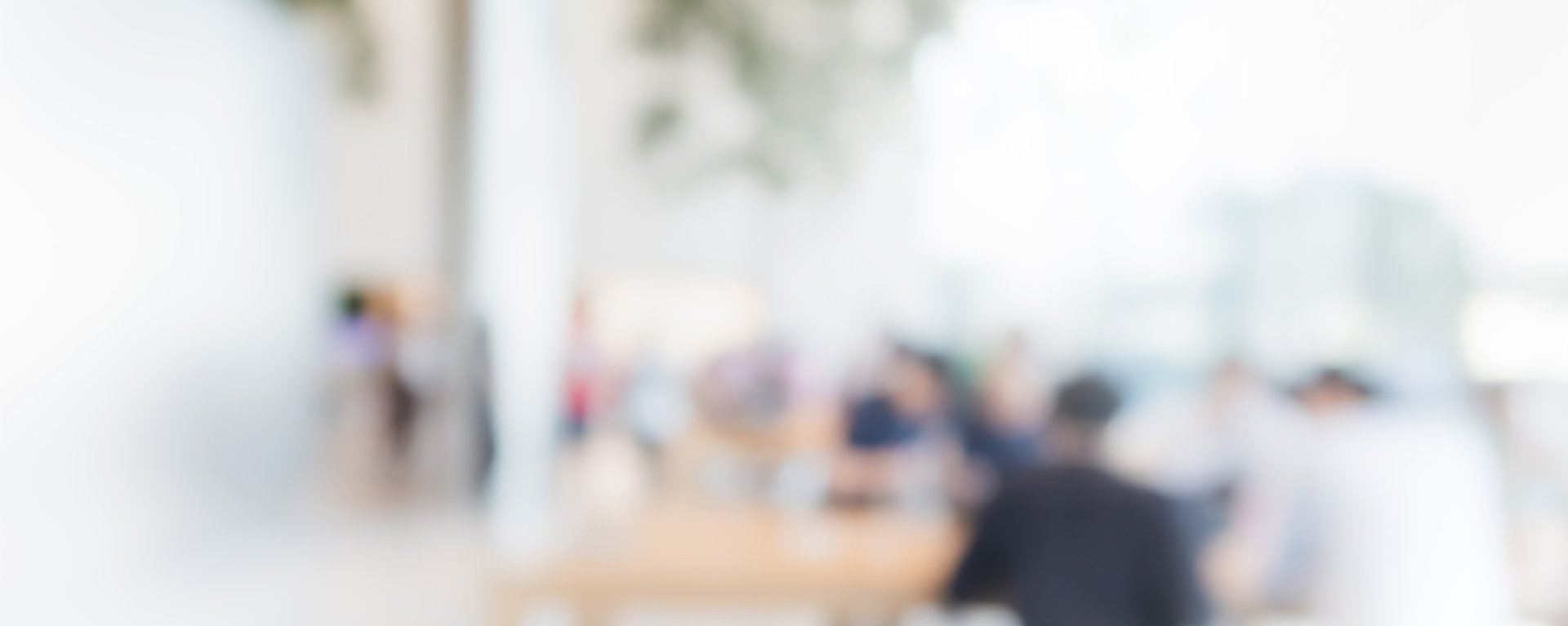 Unscharfe Aufnahme mehrerer Personen bei der Teamarbeit