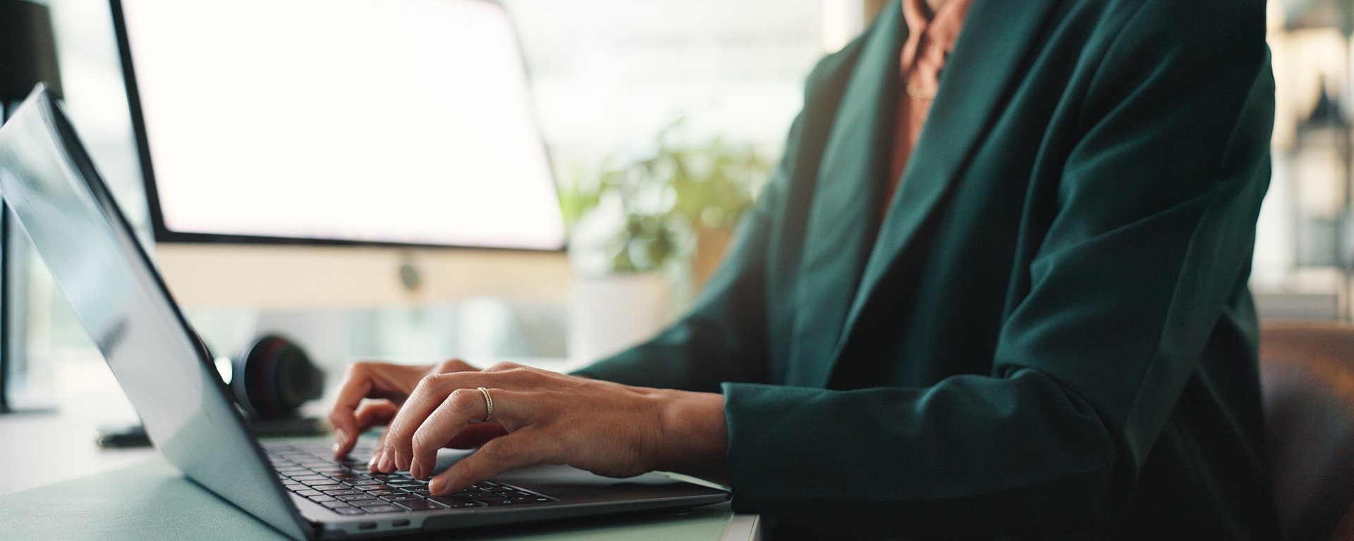 Eine Frau, die an einem Laptop tippt