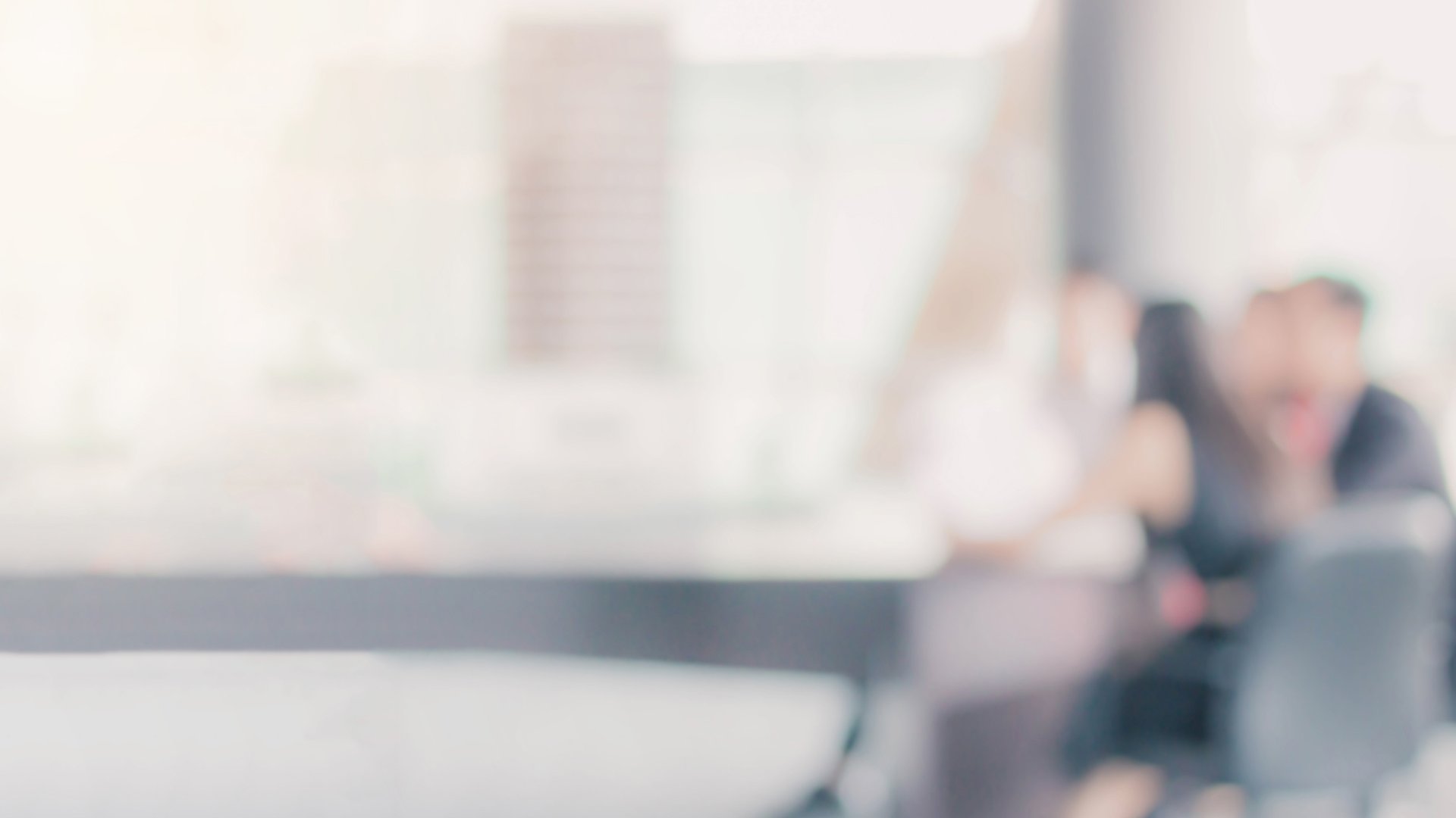 Unscharfe Aufnahme mehrerer Personen bei der Teamarbeit