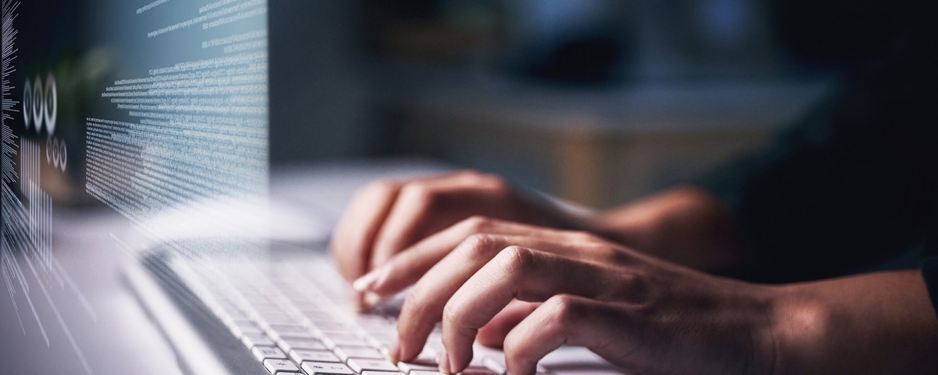 Hände, die an einer Tastatur tippen